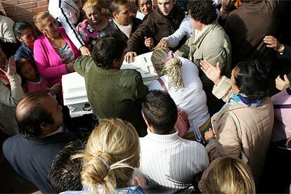 El ataúd con los restos de la pequeña Nerea, en el momento de ser trasladado hacia la sepultura.