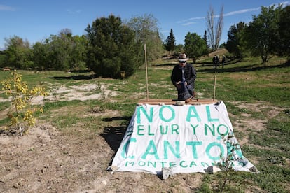 Un cartel de protesta contra el cantón en medio de la parcela en el barrio de Montecarmelo, donde se proyecta la instalación de limpieza.