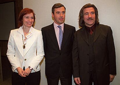 Assumpta Serna, Ángel Acebes y Luis Cobos, en el seminario contra la piratería celebrado en Madrid.