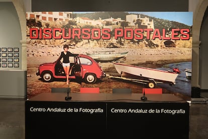 El cartel de la exposición 'Discursos postales', en una imagen cedida por el Centro Andaluz de Fotografía.