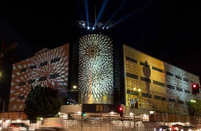 El Museo de la Academia estará en un edificio muy significativo de Los Ángeles, los antiguos almacenes May Company. Es un edificio de 1939 conocido por la esquina redondeada y de un dorado brillante. Ha sido remodelado por Renzo Piano. En la imagen, el edificio iluminado en la fiesta de presentación del fin de la remodelación, el martes por la noche.