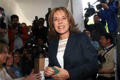 Hilda Duhalde, candidata a senadora, vota ayer en su colegio electoral.