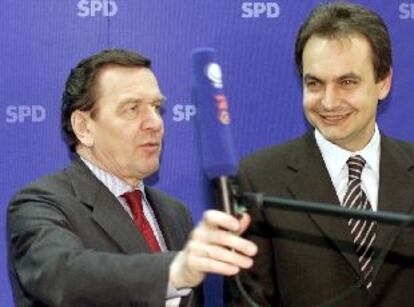 El canciller alemán, Gerhard Schröder, y José Luis Rodríguez Zapatero, ayer en Berlín.