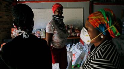 Voluntarios de la Fundación Viva organizan la comida que van a repartir a los residentes con menos recursos del barrio de Mamelodi de Pretoria (Sudáfrica), el 16 de abril de 2020. 