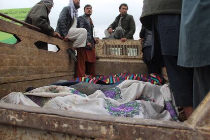 Cuerpos de algunas de las 13 víctimas muertas en el ataque aéreo de EE UU el pasado sábado en Kunduz. 