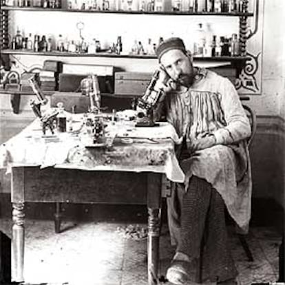 Autorretrato de Cajal en su laboratorio de Valencia, hacia 1885.