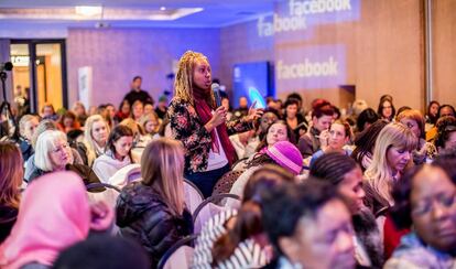 Taller organizado por Facebook y ONU Mujeres sobre liderazgo femenino y entorno digital para pequeñas y medianas empresarias en Ciudad del Cabo, Sudáfrica, en junio de 2015.  