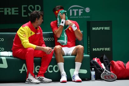 Feliciano López conversa con el capitán de la selección española, Sergi Bruguera, durante el primer partido de la semifinal.