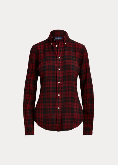 Si buscas la clásica camisa de cuadros al más puro estilo cowboy, fíate de los expertos como Ralph Lauren. Encuentra esta camisa en rojo y negro ligeramente entallada en la cintura aquí por 110 euros.