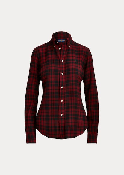 Si buscas la clásica camisa de cuadros al más puro estilo cowboy, fíate de los expertos como Ralph Lauren. Encuentra esta camisa en rojo y negro ligeramente entallada en la cintura aquí por 110 euros.