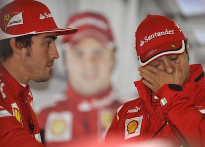 Fernando Alonso y Felipe Massa departen durante los libres.