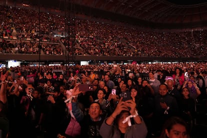 Thousands of people during the concert of the Colombian singer, this March 19 in Mexico City. 