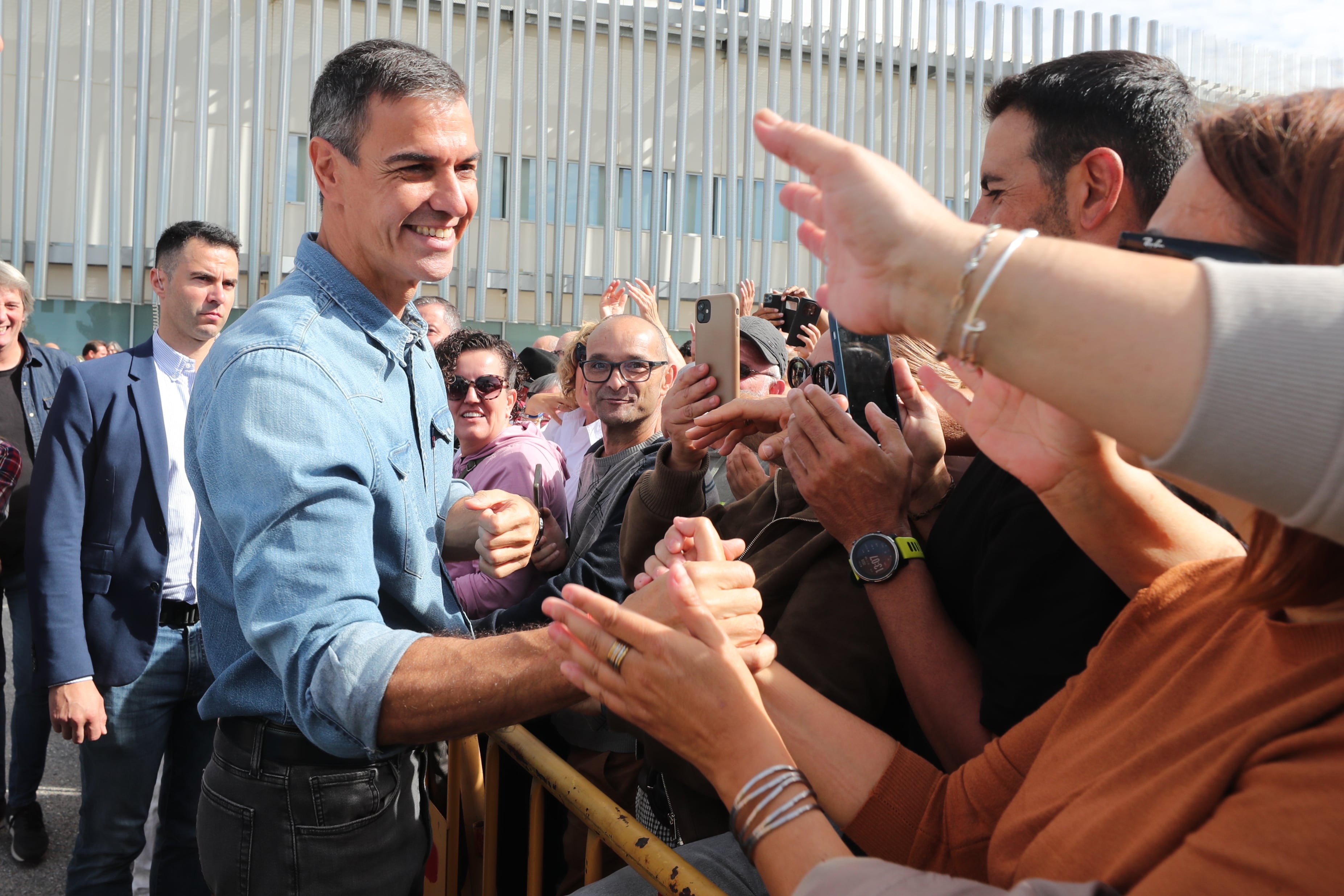 El PSOE se aferra a la España periférica para reducir la ventaja de PP y Vox