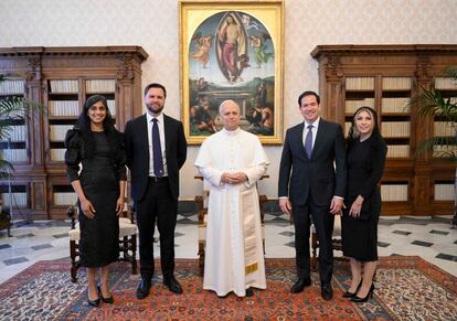 El papa León XIV junto al vicepresidente Vance, su esposa Usha, y el secretario de Estado Marco Rubio, acompañado de su esposa Jeanette Dousdebes, durante la audiencia celebrada este lunes en el Vaticano