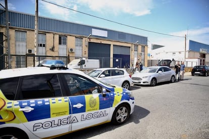 La Policía Local frente al local de Magrudis.