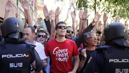 Simpatizantes de la CUP en la concentraci&oacute;n frente a su sede el pasado 20 de septiembre con motivo de los registros policiales.