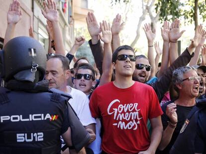 Simpatitzants de la CUP en la concentració davant de la seva seu el 20 de setembre amb motiu dels escorcolls policials.