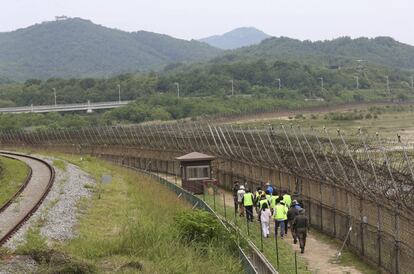Este lugar "es claramente la cicatriz" que divide ambos lados de la península desde hace siete décadas, como apunta Lee Hyun-mi, que ha sido una de las 20 personas elegidas por sorteo para recorrer este viernes esta ruta que parte de la localidad fronteriza surcoreana de Goseong, a 170 kilómetros al noreste de Seúl.