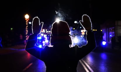 Manifestante em novembro, na localidade de Ferguson (Missouri).