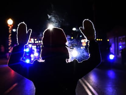 Un manifestante el pasado noviembre en Ferguson.