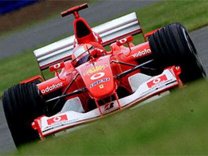 Michael Schumacher, a bordo de su Ferrari en el circuito de Silverstone.