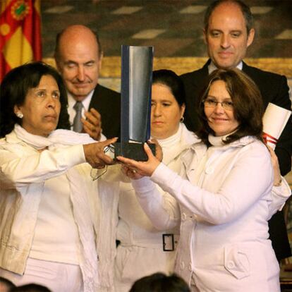 Representantes del movimiento cubano Damas de Blanco, tras recibir el premio.