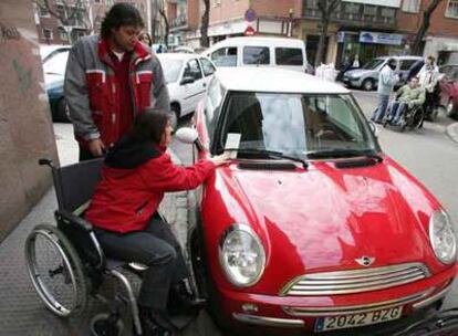 Esther Rodríguez y Yago, de Auxilia Madrid, <i>multan</i> a un coche mal aparcado.