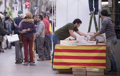 Preparatius d'última hora per a Sant Jordi a la rambla de Catalunya, a Barcelona.