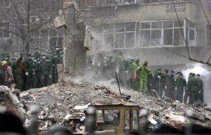 Equipos de rescate chinos trabajan sobre los escombros de uno de los edificios derrumbados.