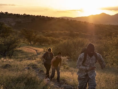 Migrantes cruzam de forma irregular de Sonora a Arizona, nos Estados Unidos.