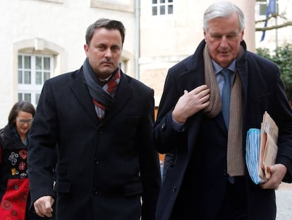 Barnier, a la derecha, junto al primer ministro de Luxemburgo,  Xavier Bettel.