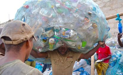 Jóvenes recogen basura por las casas en el distrito de Ilala, en Dar es-Salam. Acaban de constituir su empresa social. Los técnicos del Ayuntamiento y de Amref Salud África les asesoran para que puedan vivir del reciclaje y de las cuotas que pagan sus vecinos.