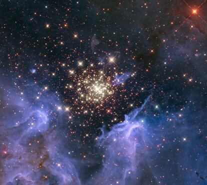 Conjunto de estrellas NGC 3603 rodeado por gas y polvo interestelares situado a unos 20.000 años luz de la tierra. Contiene algunas de las estrellas más masivas que se conocen y fue fotografiado por el telescopio `Hubble´.