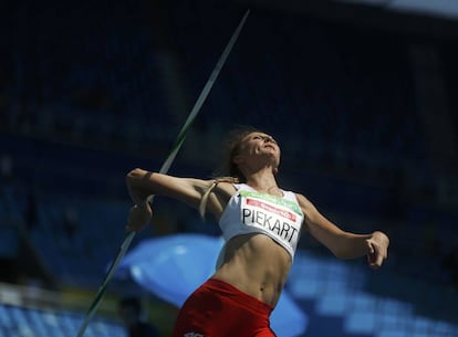 Katarzyna Piekart de Polonia compite en lanzamiento de jabalina por la medalla de bronce.