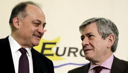 Los socialistas Joan Calabuig (izquierda) y Enrique Barón este miércoles en el Forum Europa.