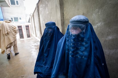 Dos mujeres vestidas con burkas en las calles del sur de Kabul, Afganistán, el pasado 17 de enero de 2022.