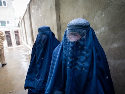 Dos mujeres vestidas con burkas en las calles del sur de Kabul, Afganistán, el pasado 17 de enero de 2022.