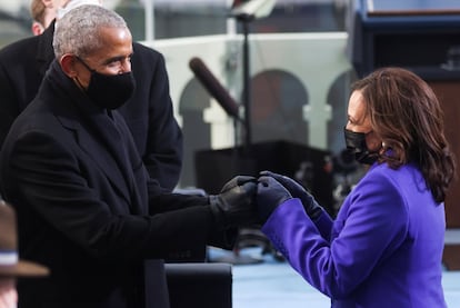 La vicepresidenta Kamala Harris saluda al expresidente Barack Obama antes de la toma de posesión de Joe Biden, en Washington, este miércoles.
