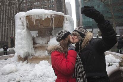 Una pareja se hace un 'selfie' junto a una fuente helada en Nueva York (EE UU), el 14 de febrero de 2015.