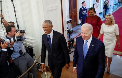 El presidente de EE. UU. Joe Biden y la primera dama Jill Biden reciben al expresidente Barack Obama y a la ex primera dama Michelle Obama, para la presentacin de sus retratos oficiales en la Casa Blanca, pintados por Robert McCurdy y Sharon Sprung, respectivamente, en el East Room del Casa Blanca, en Washington, EE. UU.