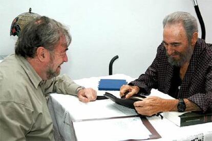 El escritor y diputado argentino Miguel Bonasso conversa con Fidel Castro en La Habana.