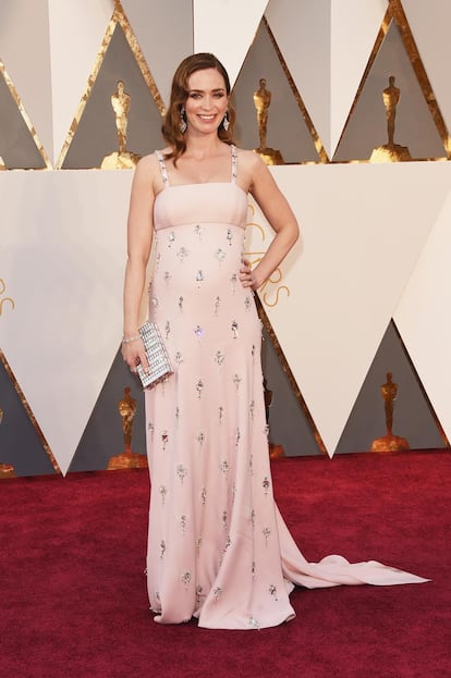 Emily Blunt, que está embarazada, acudió impecable con este vestido rosa con pedrería de Prada.