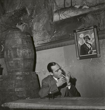 'Enrique Santos Discépolo, compositor de tangos, sentado bajo un retrato de Carlos Gardel. Buenos Aires, 1943'.