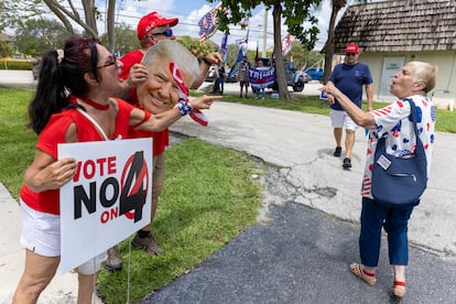 Seguidores de Trump discuten con partidarios de Harris, en un evento de campaña enfocado en el aborto, en Boynton Beach (Florida).