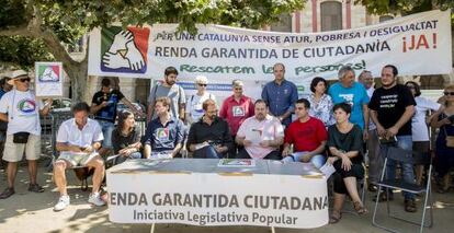 Diputats i impulsors de la ILP per la renda garantida.