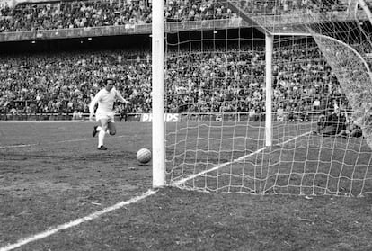 El jugador del Real Madrid Francisco Gento marca un gol durante un partido disputado en el estadio Santiago Bernabéu, en enero de 1969.