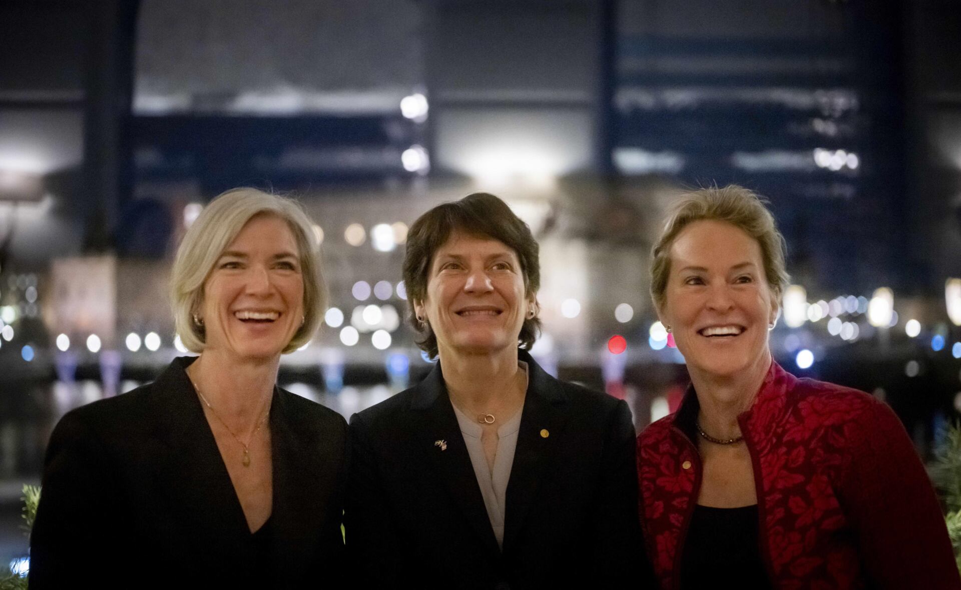 Las ganadoras del Nobel de Química Jennifer Doudna, Carolyn Bertozzi y Frances Arnold, en Estocolmo, el 8 de diciembre.