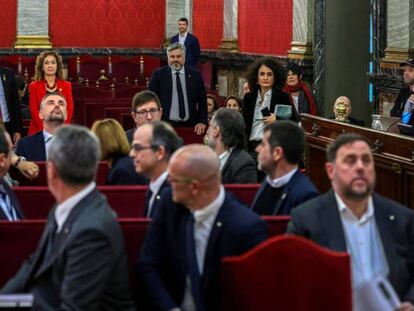 El presidente de la Generalitat, Quim Torra, saluda a los acusados.