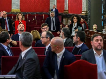 El presidente de la Generalitat, Quim Torra, saluda a los acusados.