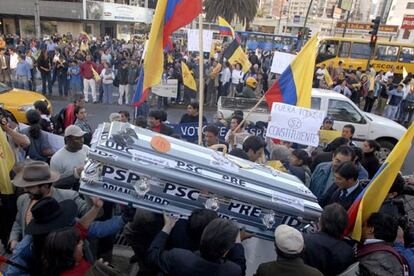 Un grupo de ecuatorianos protesta frente a la sede del Tribunal Superior Electoral.